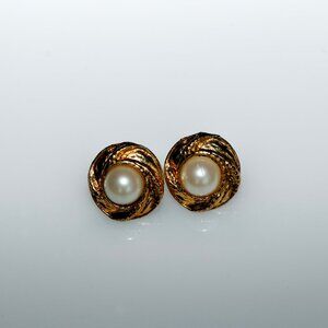 1980s faux pearl earrings